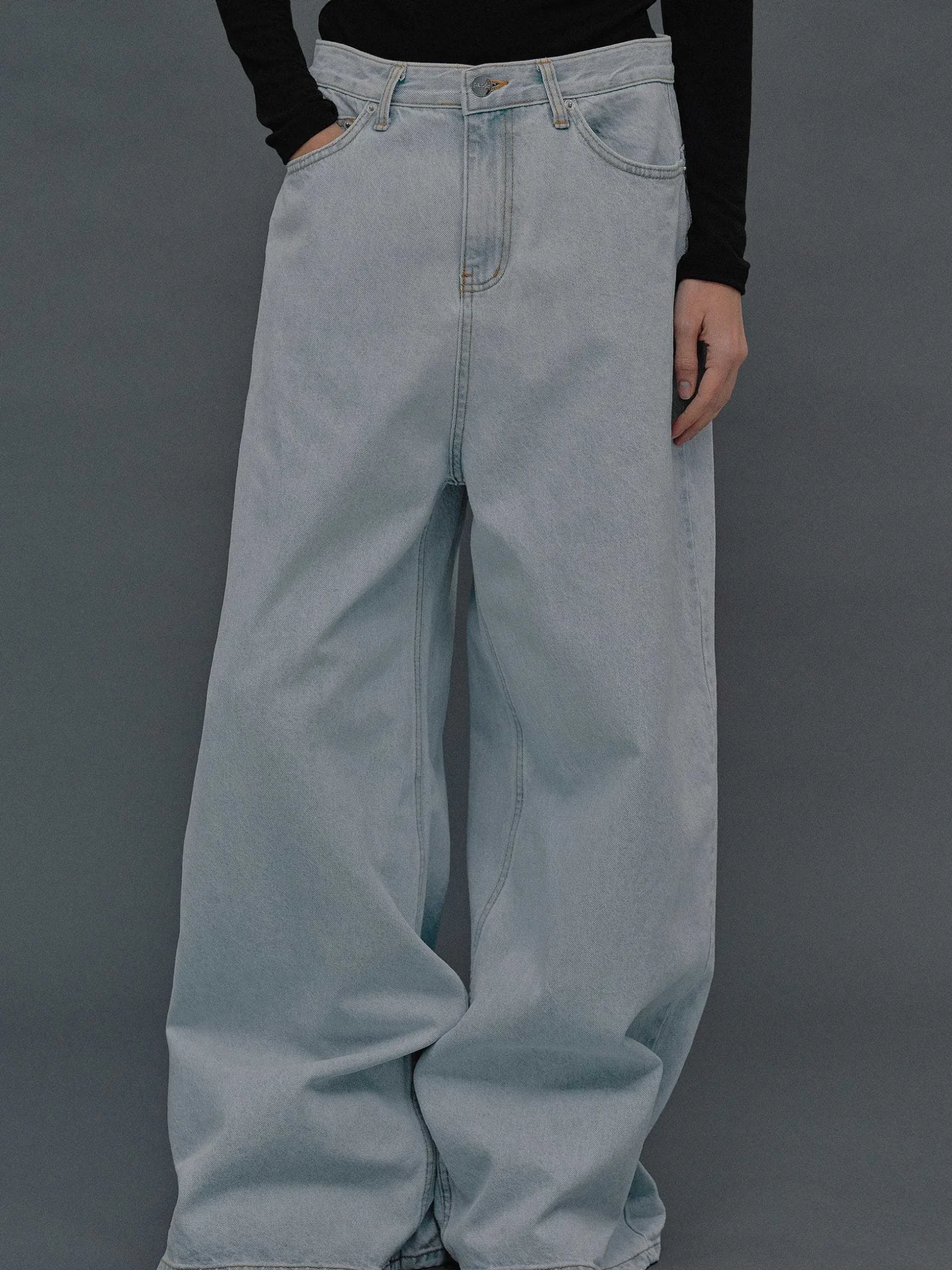 Women Source Unknown Denim-Oversized Fit Jeans, Light Blue Wash