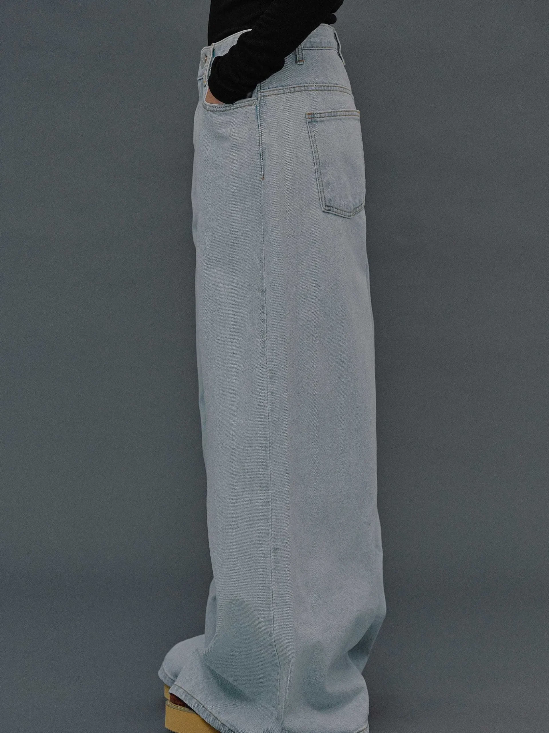 Women Source Unknown Denim-Oversized Fit Jeans, Light Blue Wash