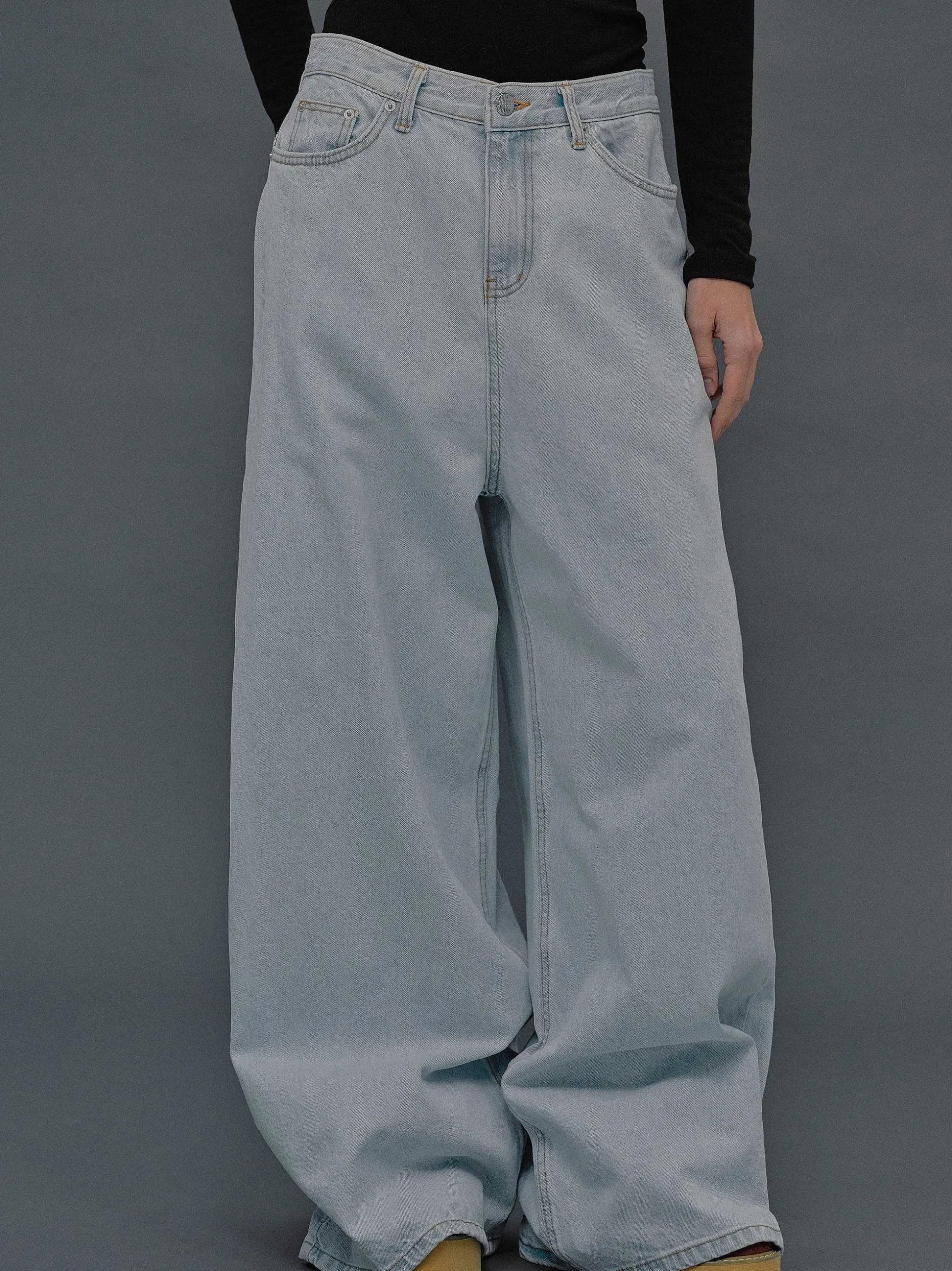 Women Source Unknown Denim-Oversized Fit Jeans, Light Blue Wash